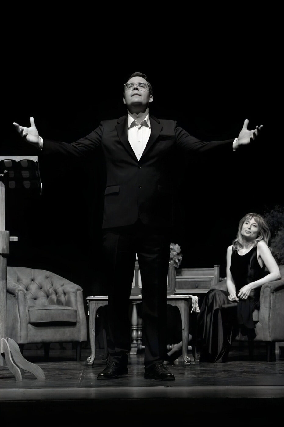 Nicolò Dal Ben a braccia aperte in scena a teatro